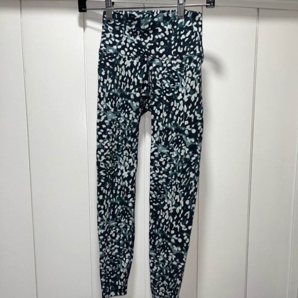Old navy balance leggings size xs . Animal Print , Green /white